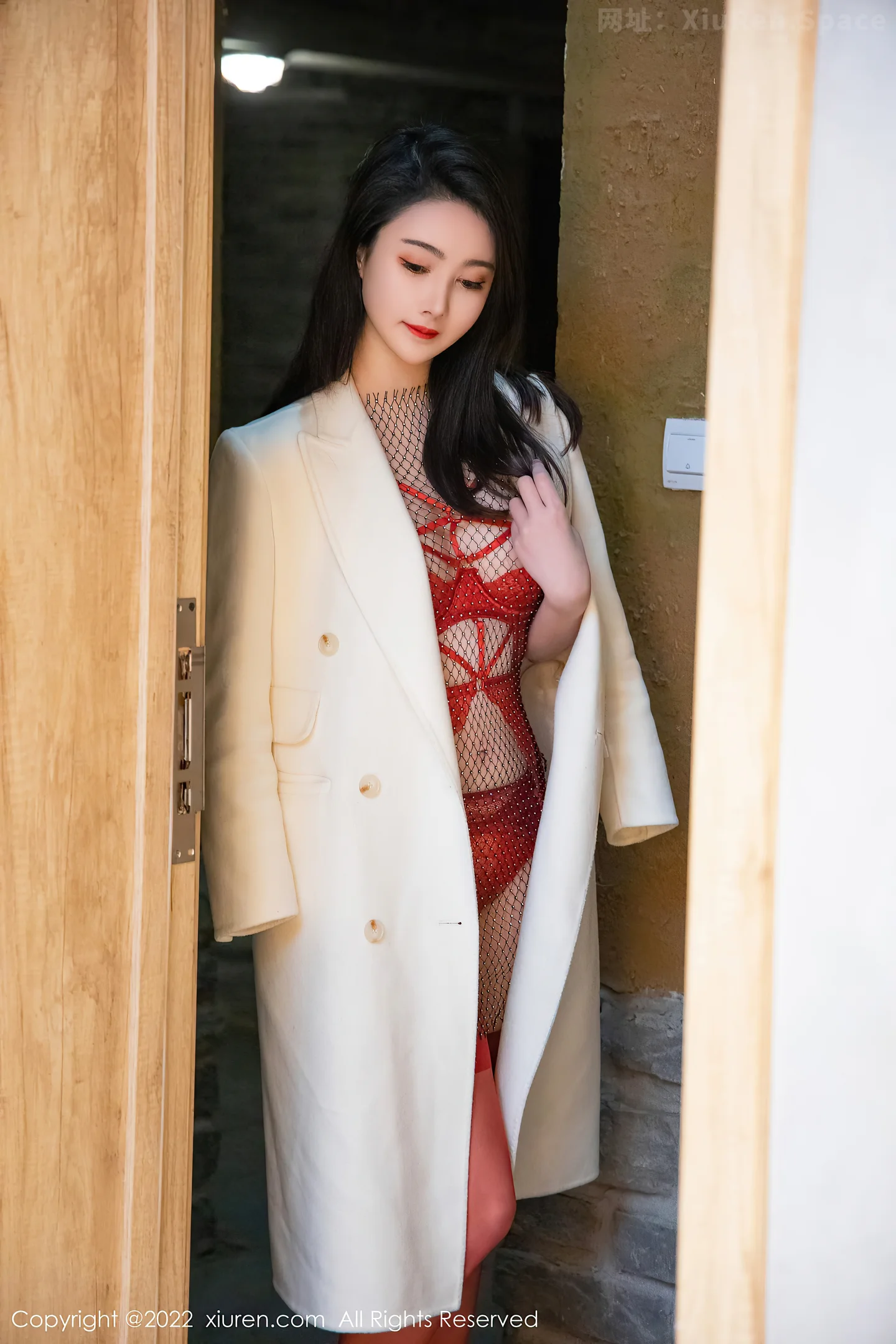 图片[2]-[XiuRen秀人网]VOL.4997 模特Summer宝宝私房情趣捆绑红色内衣配红丝吊袜惹火诱惑写真48P-秀人网官方网站